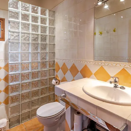 Casa Rustica Con Piscina En Girona 度假居